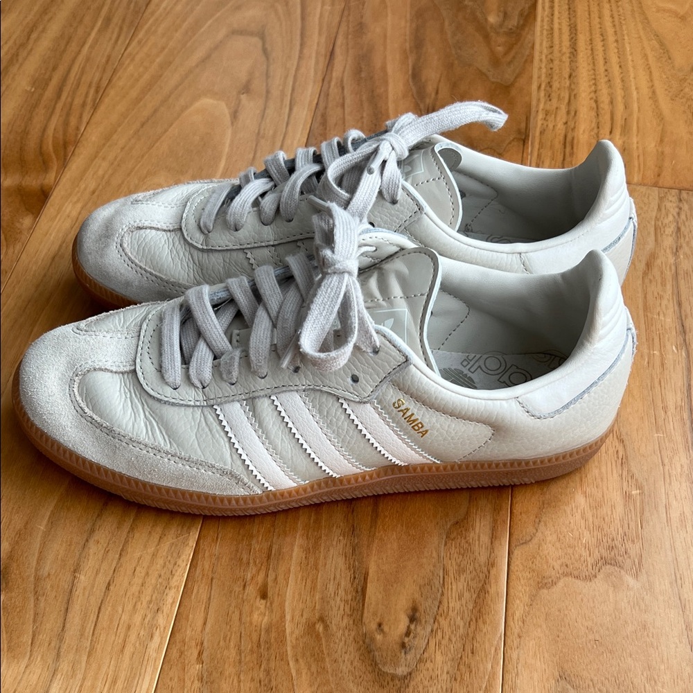 Adidas Sambas in cream/white